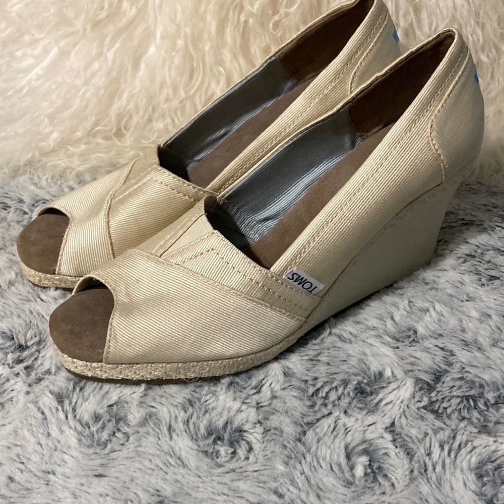 Fun cream Tom’s wedges.